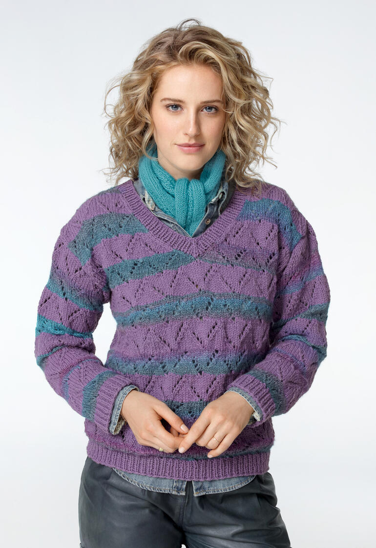 Frau trägt bunten Schal aus Fenella, im Winterlook mit langem Haar.