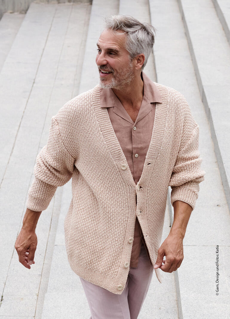 Mann in beiger Herrenjacke mit Knöpfen, läuft auf Treppe und lächelt