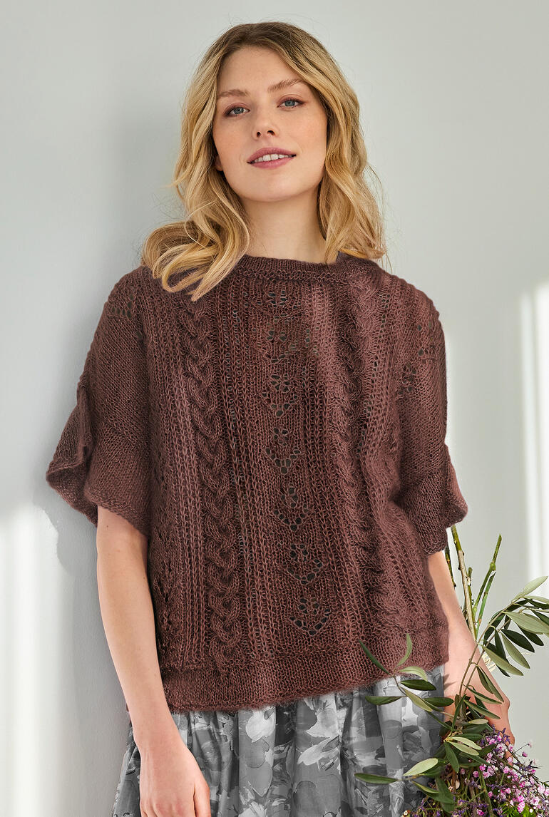 Brauner Pullover von Junghans-Wolle, weibliches Model mit Blumenstrauß.