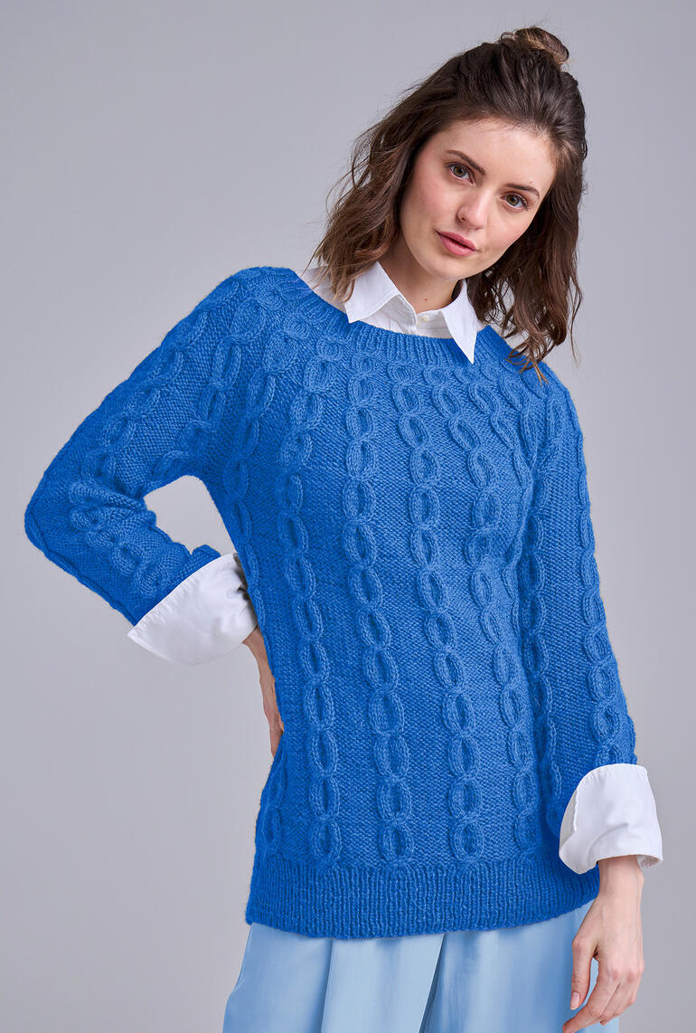 Blauer Pullover von Junghans-Wolle, weibliches Model in lässigem Outfit.