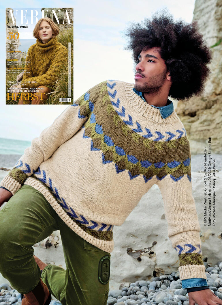 Herrenpullover mit Muster, männliches Model am Strand, Zeitschrift im Hintergrund.