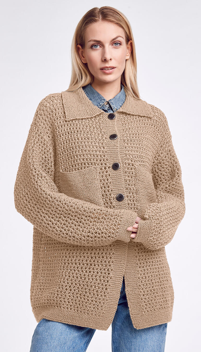 Beige Jacke aus Seidana, weibliches Model zeigt modischen Stil.