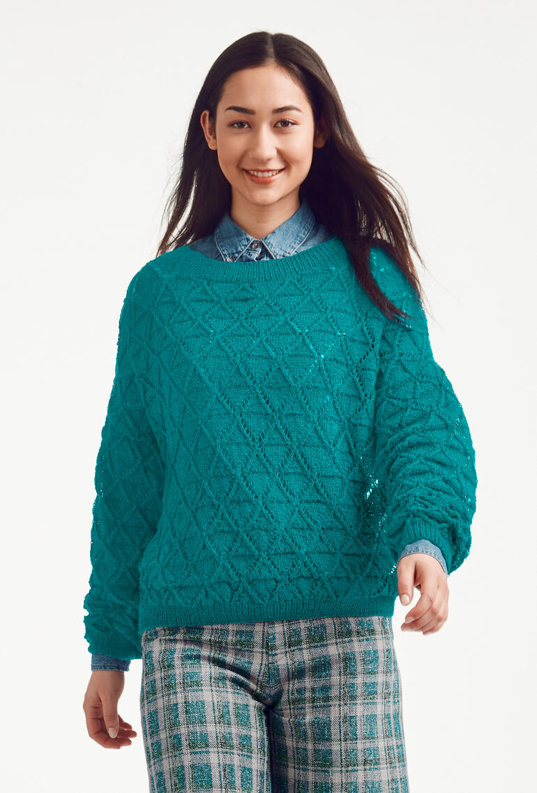 Türkiser Pullover aus Seidana, weibliches Model mit Lächeln auf dem Gesicht.