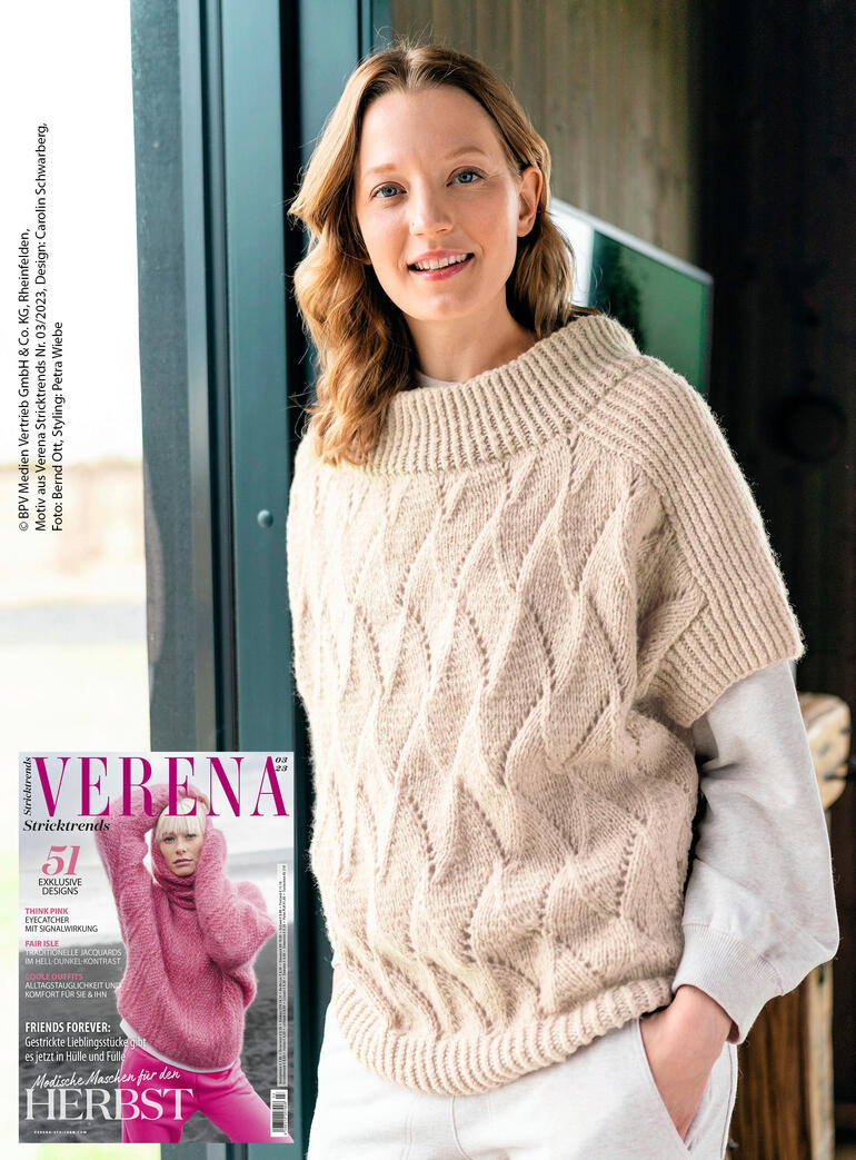 Pullunder aus NewWool, weibliches Model lächelt freundlich.