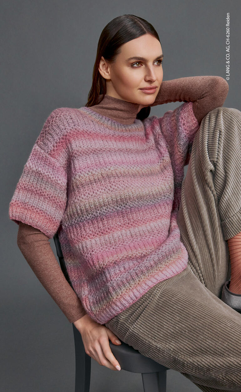 Gestreifter Kurzarmpullover aus Harmony, weibliches Model sitzt auf einem Stuhl.