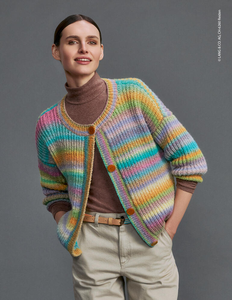 Bunte Jacke aus Harmony, weibliches Model mit Knöpfen an der Vorderseite.