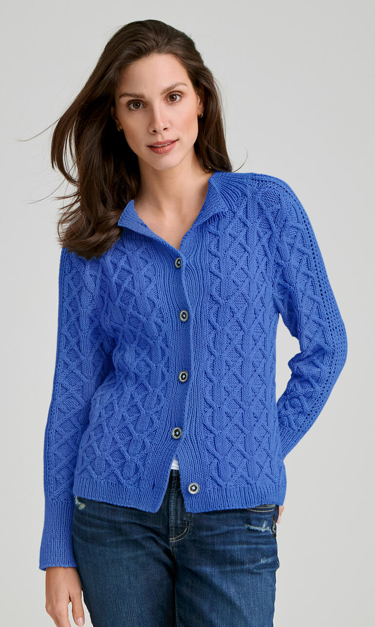 Blaue Jacke aus Merino-Cotton, weibliches Model mit modischem Look.