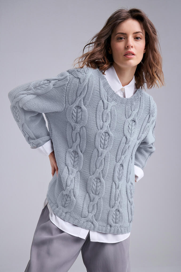 Grauer Pullover aus Merino-Cotton, weibliches Model posiert mit Stil.
