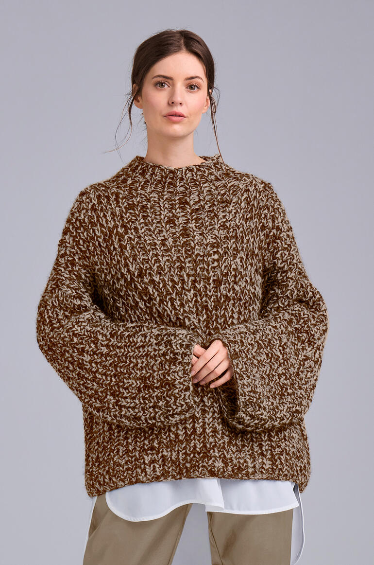 Brauner Pullover, 2-fädig aus Palazzo, weibliches Model mit lässiger Pose.
