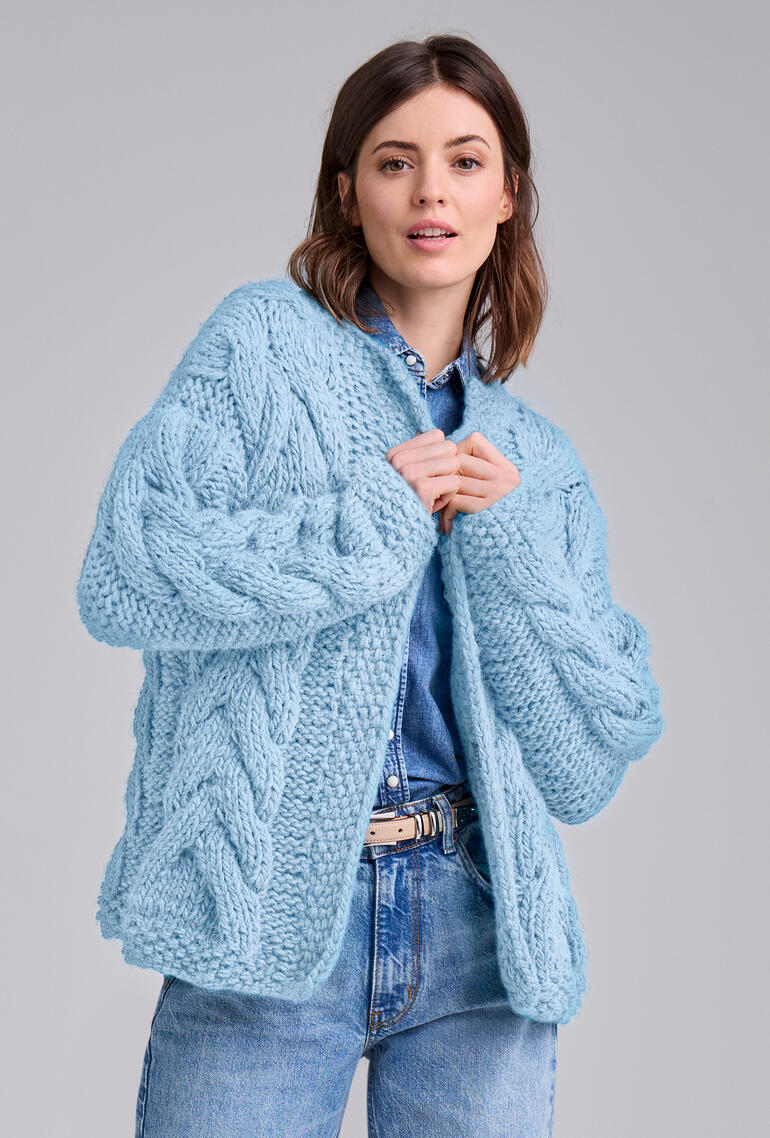 Hellblaue Strickjacke aus Canoso mit groben Zopfmuster