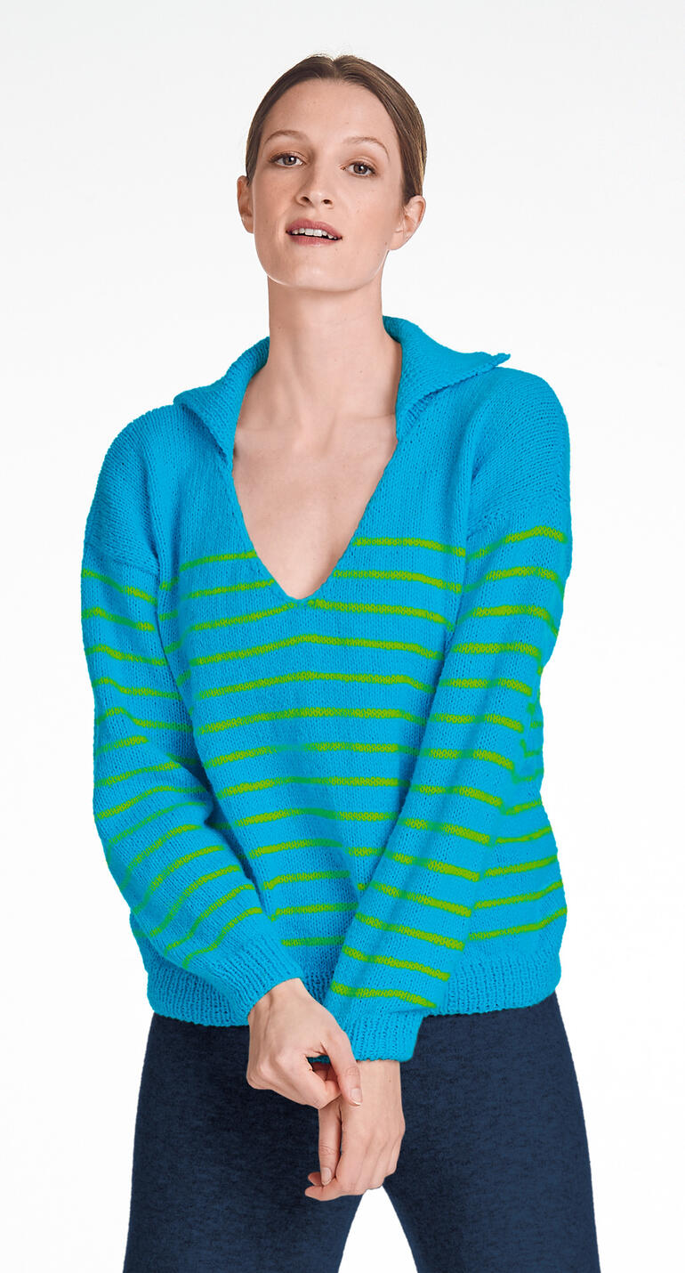 Blauer Pullover aus Aparta-Nova mit grünem Streifenmuster