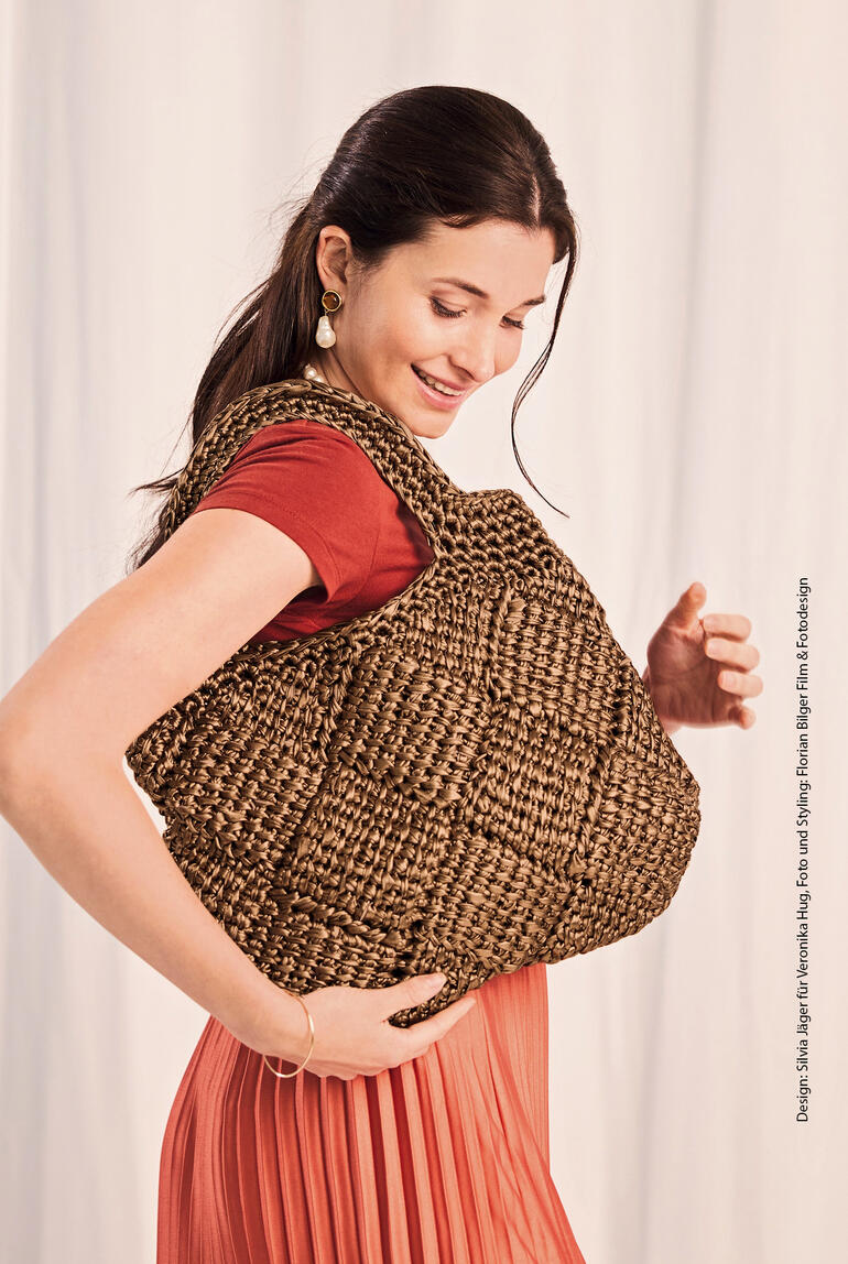 Braune Leder-Look Glitter Tasche, hängend an einer Schulter