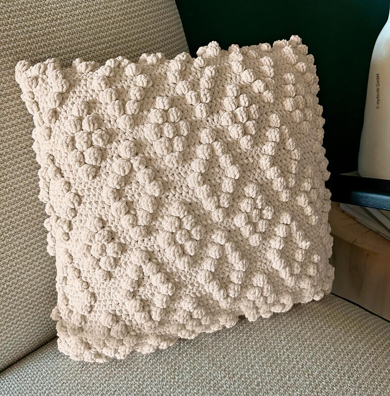 Beiges Häkelkissen Cloudy & Cuddly aus Samt XS, mit 3D-Muster