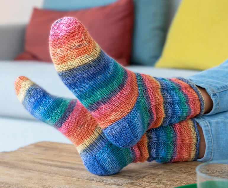 Bunte Socken in Größe 36/37 aus Hot Socks Riviera, liegen auf einem Tisch.
