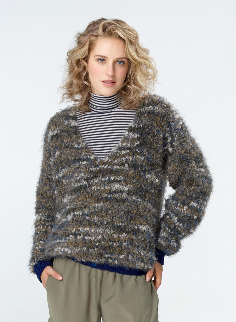 Frau trägt einen lässigen Pullover aus Bo. und Nuovo Merino 120, lässiger Look.