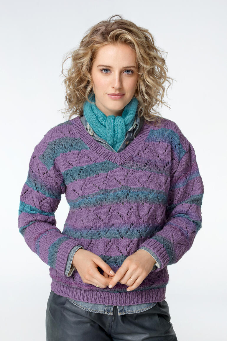 Frau zeigt einen Pullover aus Landwolle und Batique mit attraktivem Streifendesign.