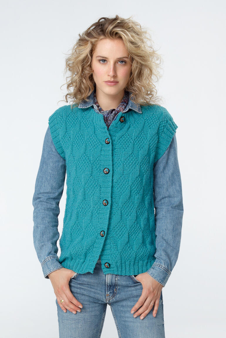 Grüne Weste aus Aparta-Nova, mit Knöpfen und strukturiertem Muster.