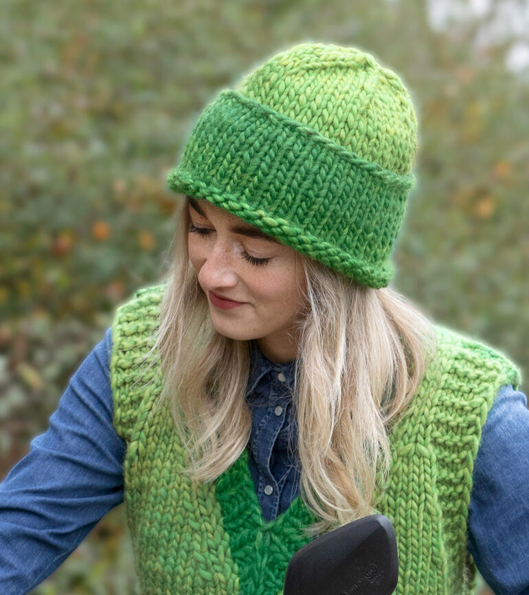 Grüne Mütze aus Chunky Degradé, die passende Mütze vom Pullunder.