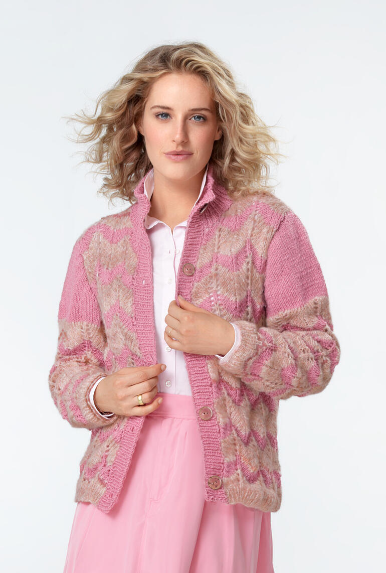 Rosa Jacke aus Landwolle mit Chevron-Muster.