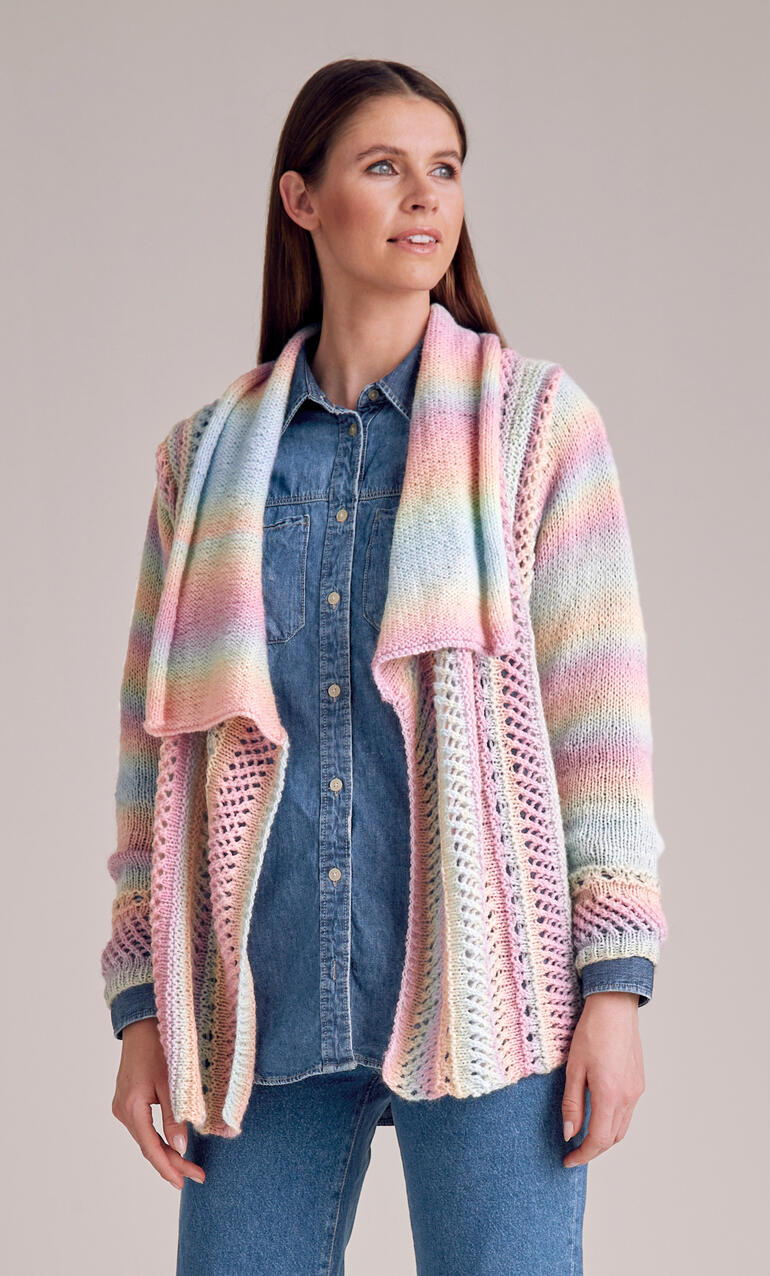 Bunte Jacke aus Batique mit offenen Kanten und lässigem Schnitt.