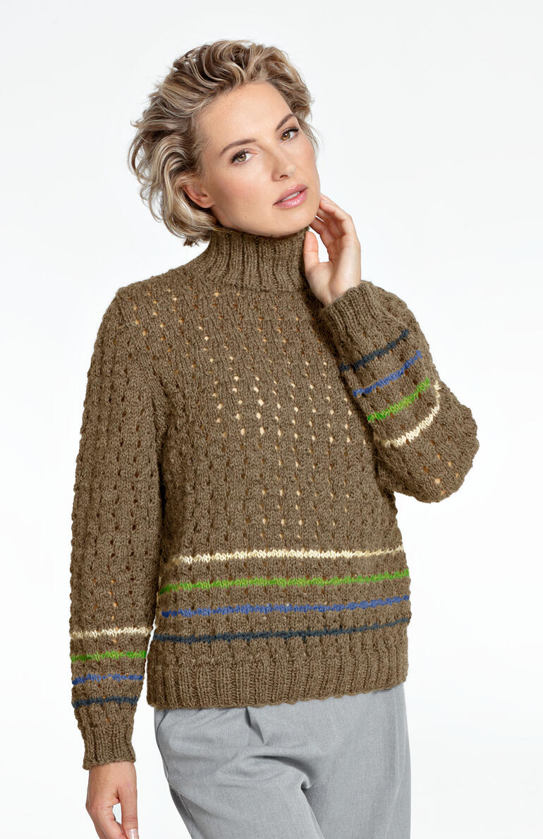 Hellbrauner Pullover aus Peru mit hohem Kragen und buntem Streifenmuster.