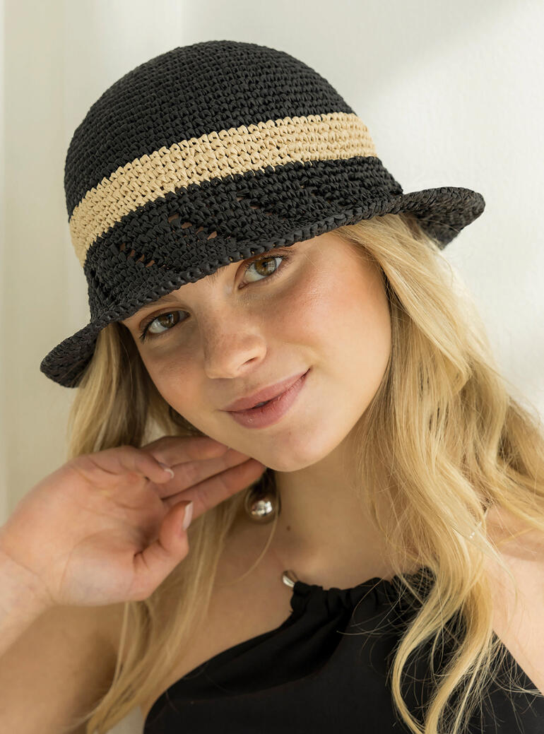 Anleitung für einen gehäkelten Hut aus Eco Vita Raffia, getragen von einer Frau