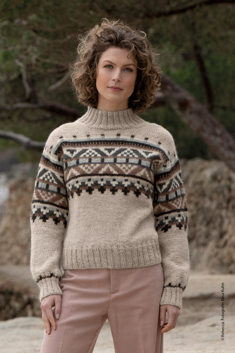 Beige Pullover aus Inca Nature mit traditionellem Muster.