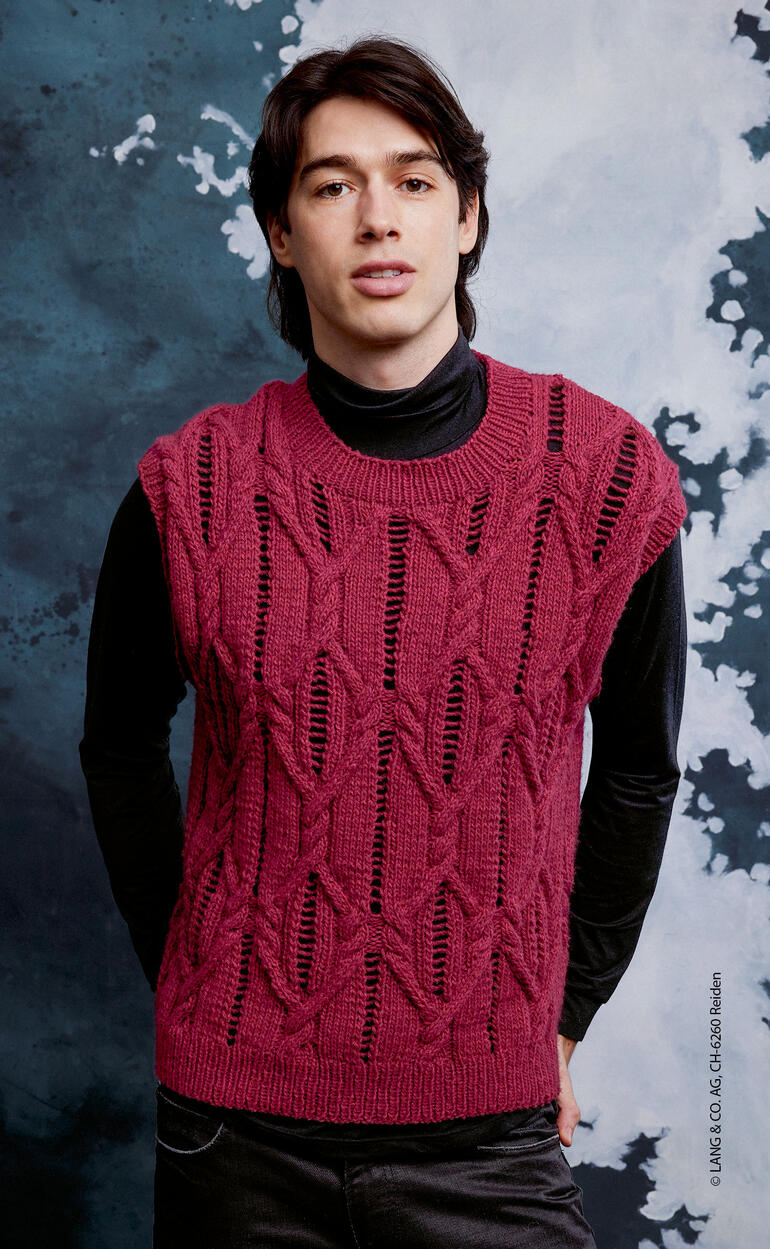 Mann trägt einen roten Herrenpullunder mit stylischem Zopfdesign.