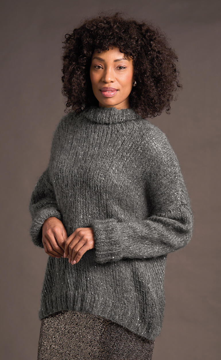 Dunkelgrauer Pullover aus Alpaca Sparkle mit hohem Kragen und lockerer Passform.