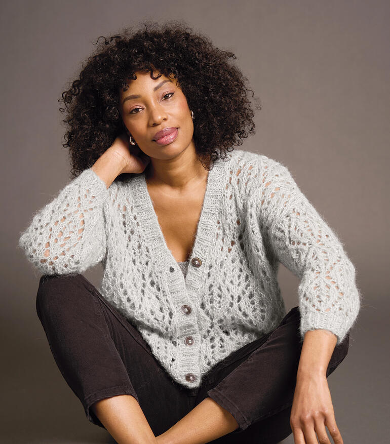 Helle, gestrickte Jacke aus Alpaca Sparkle mit V-Ausschnitt und Knöpfen.