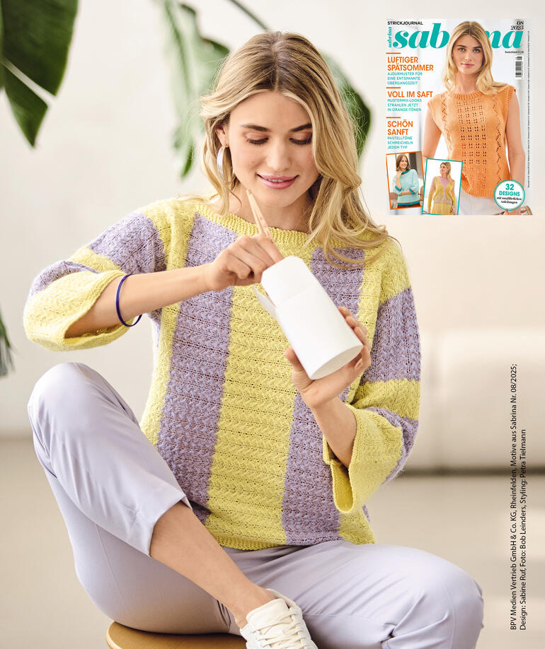 Süßer, quer gestrickter Pullover in lila und gelb.