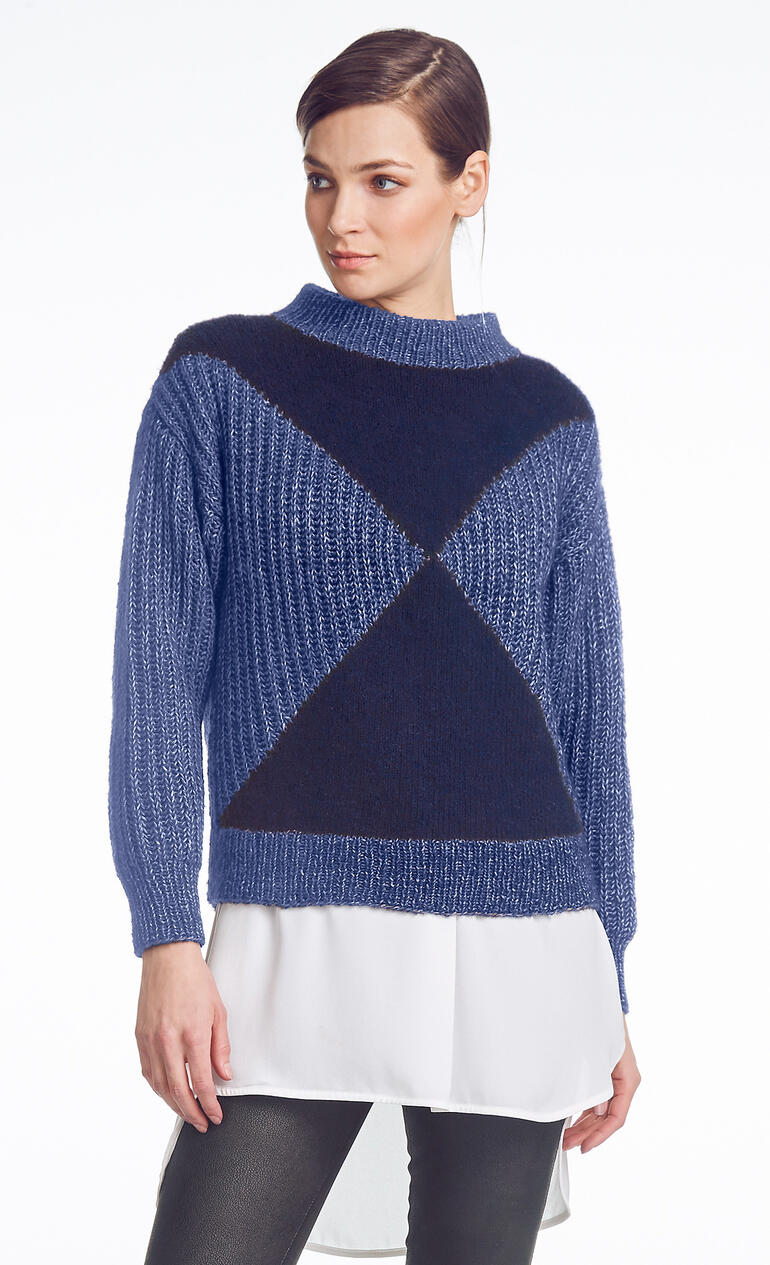 Pullover aus Wool-Cotton mit geometrischem Design in Blau und Schwarz.