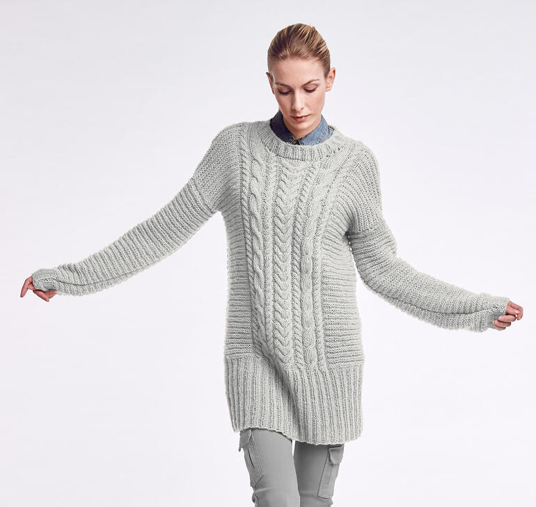 Grauer Pullover aus Wool-Cotton mit Zopfmuster und lockerem Schnitt.