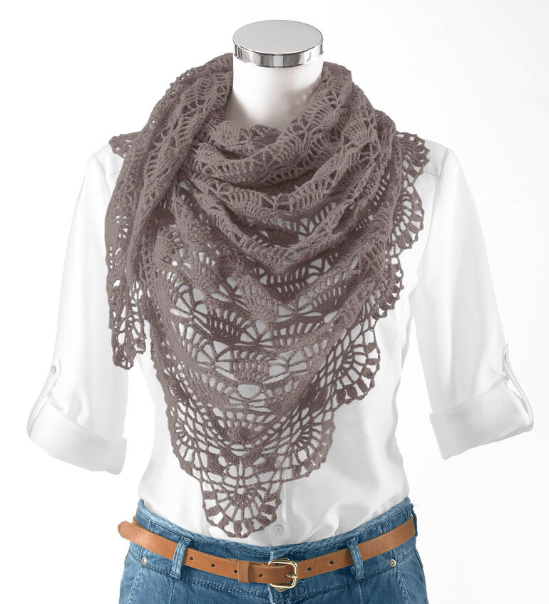 Häkel-Dreieckstuch aus Seidana® in hellem grau, elegant drapiert.