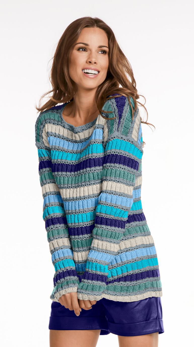 Lächelnde Frau trägt einen gestreiften Pullover aus Seidana® von Junghans-Wolle.