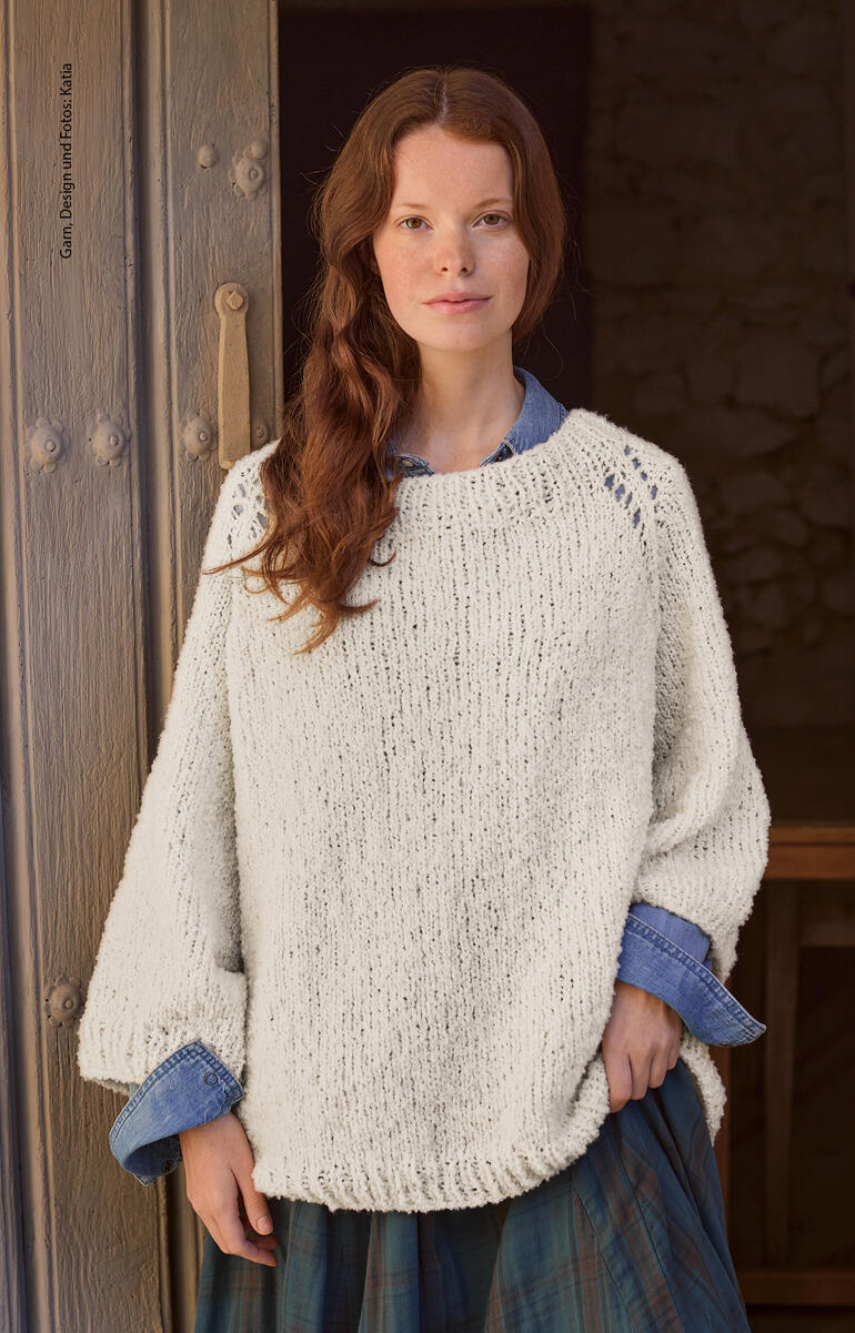 Frau trägt einen weißen Pullover aus Sussurro von Katia