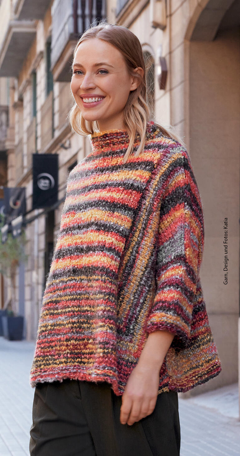 Frau trägt einen bunten Pullover aus Shibuya von Katia