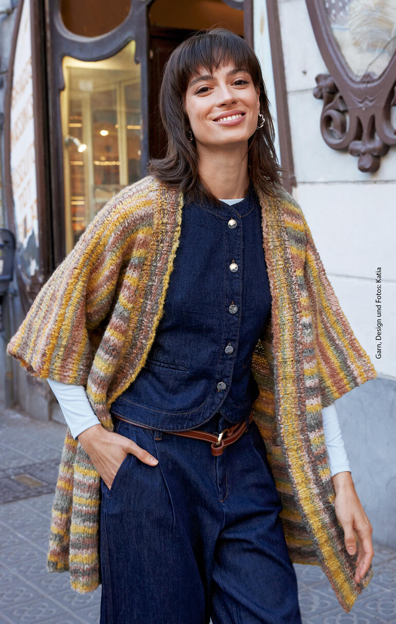 Frau trägt eine Jacke aus Shibuya von Katia in der Stadt