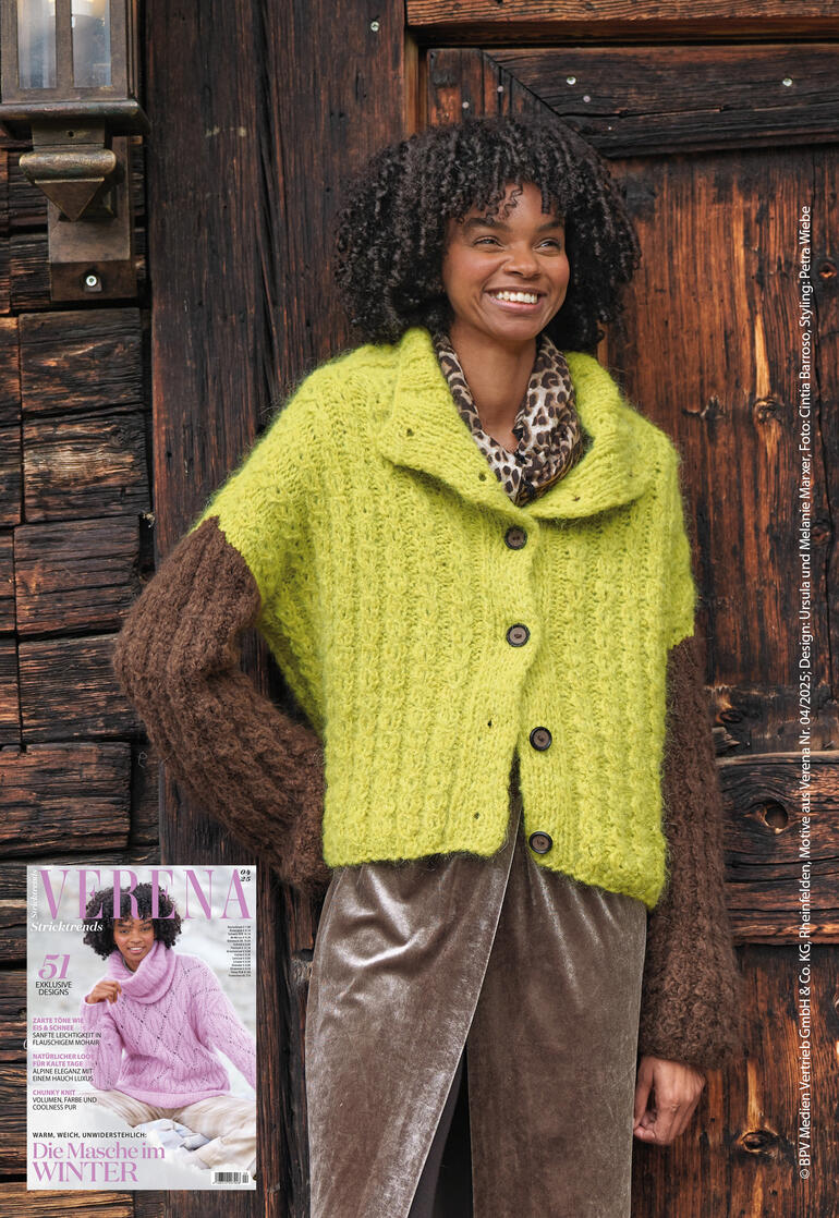 Frau trägt eine Jacke mit Stehkragen aus Nappy, vor einer Holzstruktur.