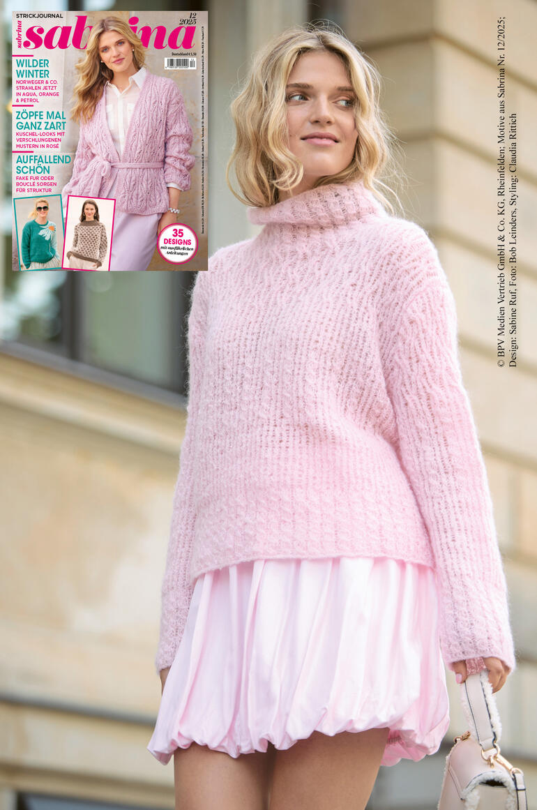 Frau trägt einen rosa Zopfmuster-Pulli, im Hintergrund ein Modemagazin.