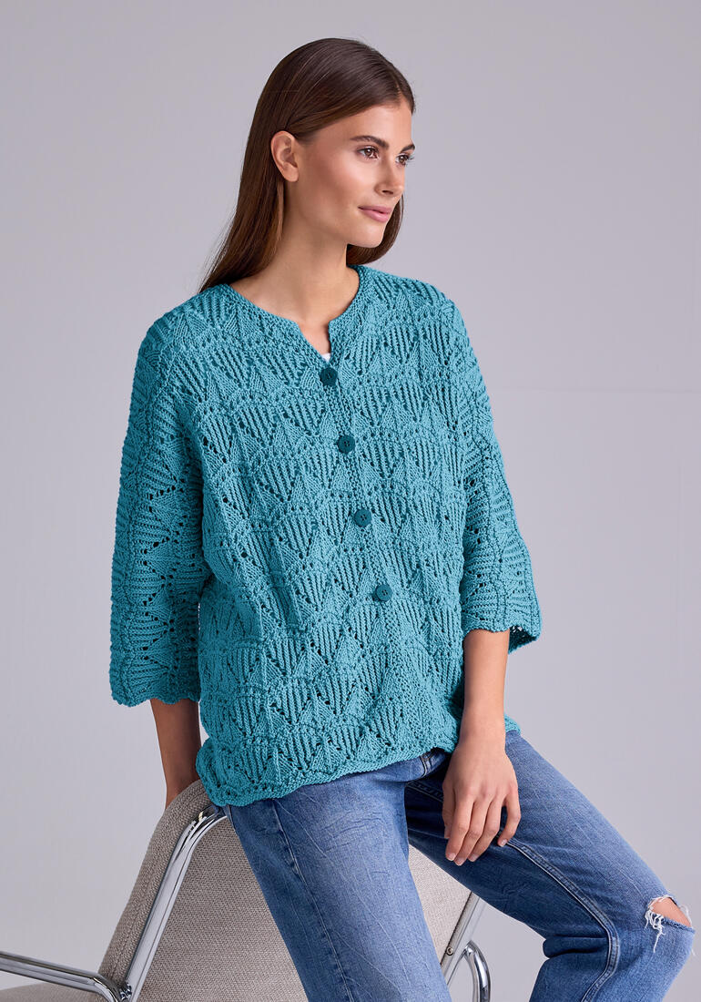 Häkeljacke aus Cotonia-Mezzo in Türkis mit Knöpfen.