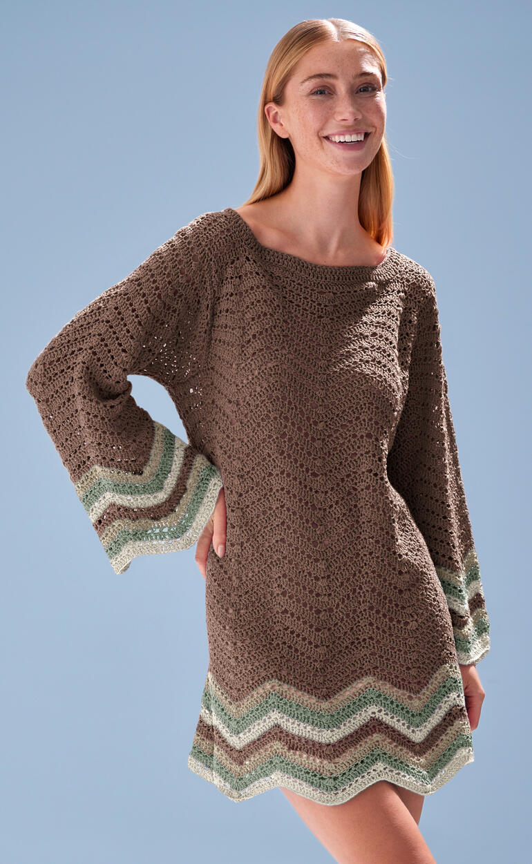 Gehäkelte Tunika aus Bandana-Mini in Braun mit grün-gestreiften Ärmeln.
