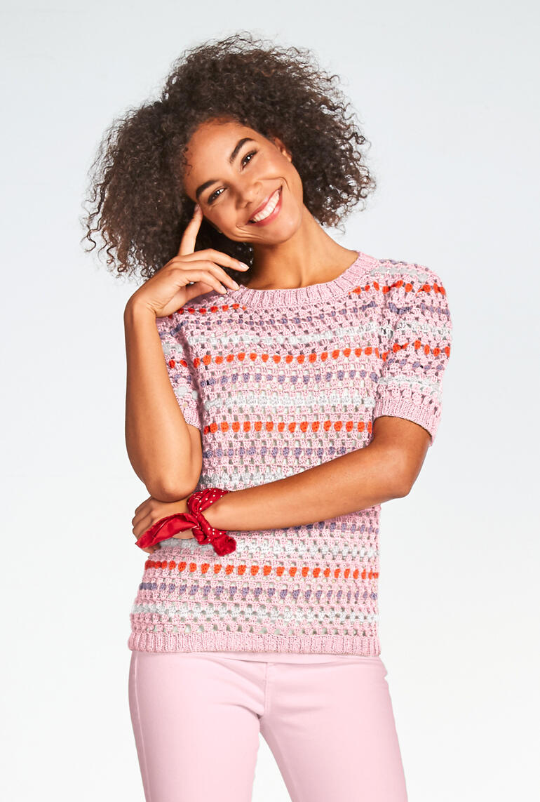 Gehäkelter Pulli aus Cottonprima in bunten Streifen mit kurzen Ärmeln.