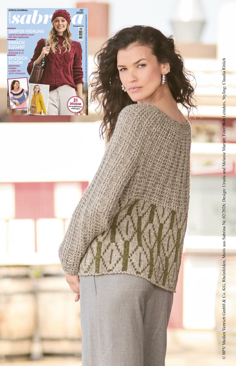 Frau in lässigem Pullover mit Jacquardmuster, Zeitschrift im Hintergrund