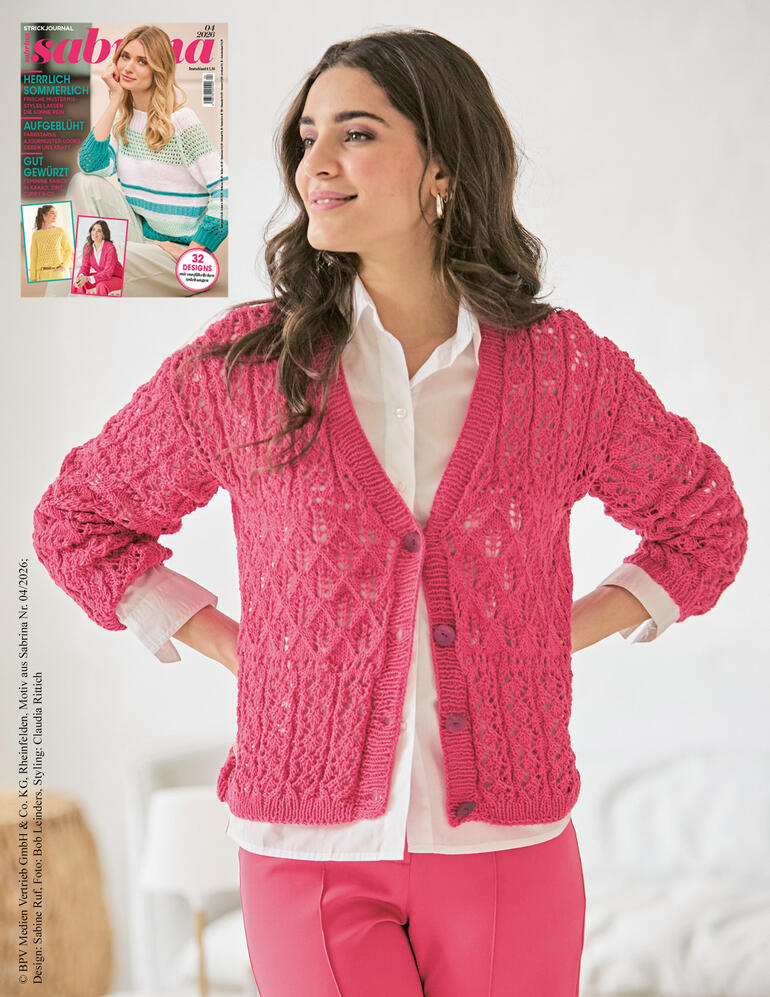 Frau in pinkfarbener Ajourjacke mit rotem Halsband und weißem Hemd.