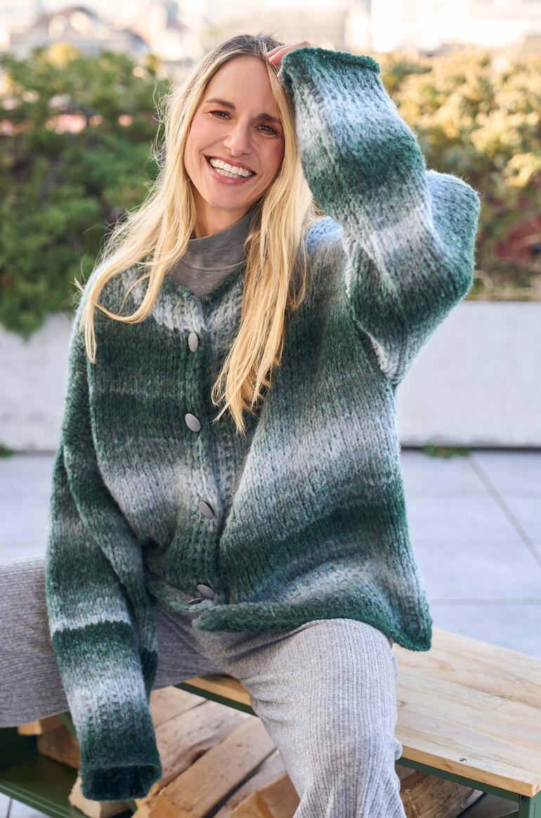 Oversize-Jacke aus Vision Color, lächelnde Frau im Freien.