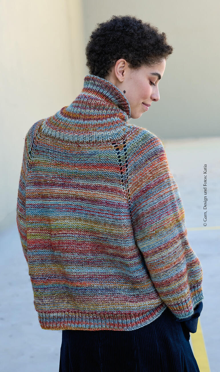 Pullover aus Cotton-Merino Rainbow, von hinten sichtbar, dame mit kurzem Haar.