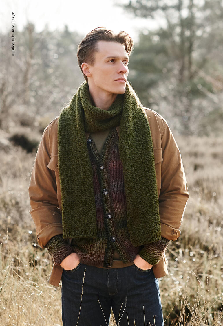 Herren-Schal aus Soft Alpaca in einer eleganten, grünen Farbe, getragen von einem Mann.