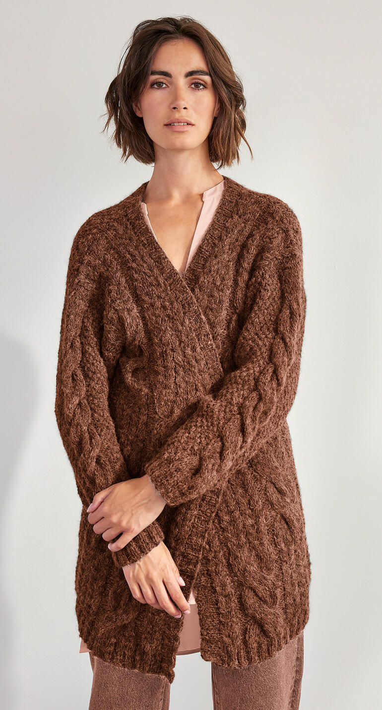 Braune Jacke aus Palazzo mit geometrischen Mustern, getragen von einer Frau.