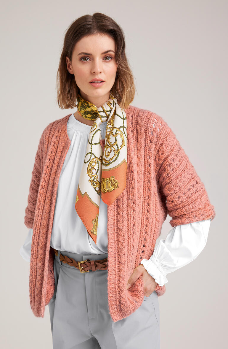 Rosa Jacke, 2-fädig aus Brillianto und Aerea, mit modischem Halstuch.